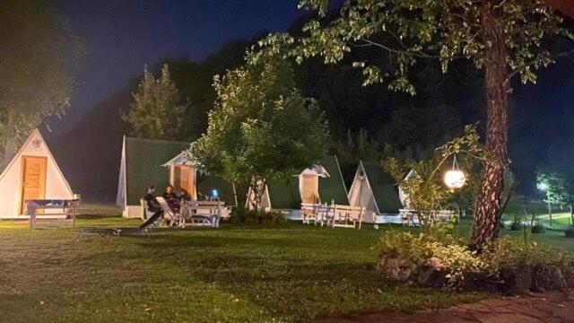 فندق Una Kamp بوسانسكا كروبا المظهر الخارجي الصورة